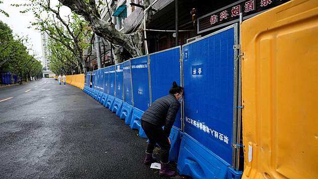 Šanghaj rozdělená bariérami, aby se lidé nepohybovali mimo předem určené oblasti. (14. dubna 2022)