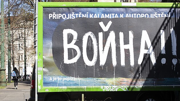 V Praze se na nkolika mstech objevily pemalovan protivlen billboardy s npisem Vlka v azbuce. (11 dubna 2022)