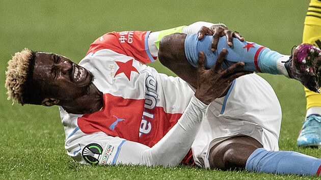 Slvista Peter Olayinka bhem tvrtfinlov odvety Konferenn ligy proti Feyenoordu.