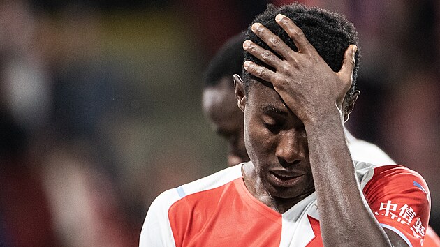 Zklamaný slávista Oscar Dorley po vyřazení ve čtvrtfinále Konferenční ligy proti Feyenoordu.