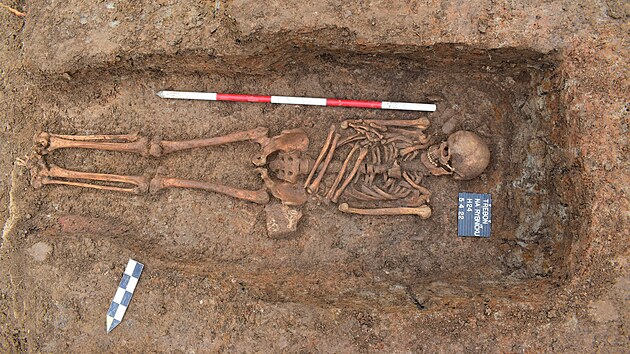 Archeologov objevili v Teboni celkem 27 tl, kter byla umstna ve dvou adch. Nkter novj hroby zrove pekrvaly ty star.