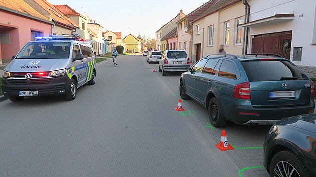 Opil ofr naboural na Zelen tvrtek ve Slavkov u Brna dv zaparkovan auta.