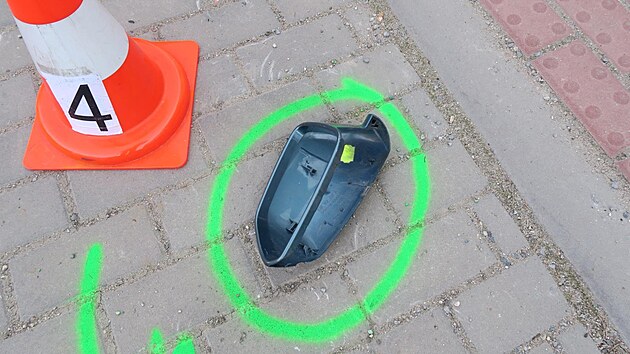 Opil ofr naboural na Zelen tvrtek ve Slavkov u Brna dv zaparkovan auta. Na zemi zstala st uraenho zrctka.