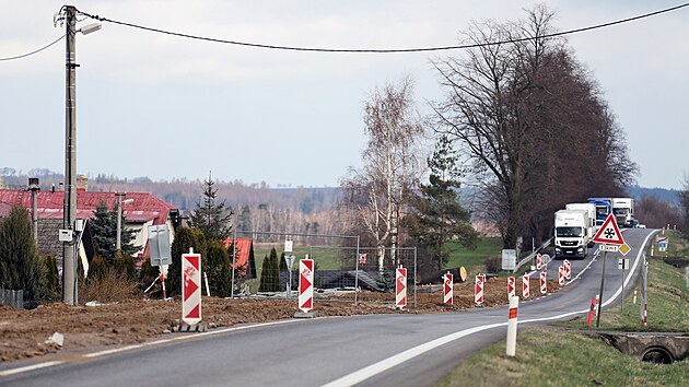 Na silnici 38 v Radostíně u Havlíčkova Brodu roste protihluková stěna. Řidiče tu čeká dopravní omezení.