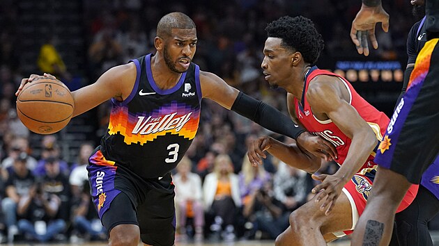 U me Chris Paul z Phoenixu, brn ho Herbert Jones z New Orleans.