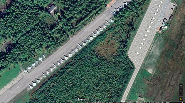 Rusk letit s vojenskm a civilnm provozem ve mst Petrozavodsk (19. dubna 2022)