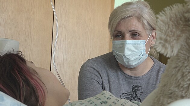 L�ka�i FN Ostrava �sp�n� operovali d�vku z Mariupolu zasa�enou gran�tem. (12. dubna 2022)