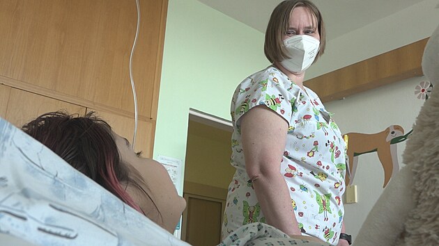 Lékaři FN Ostrava úspěšně operovali dívku z Mariupolu zasaženou granátem. (12. dubna 2022)