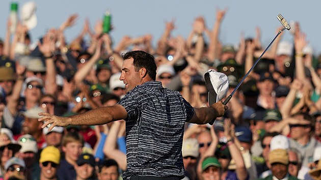 Golfista Scottie Scheffler se raduje z triumfu v Masters v August.