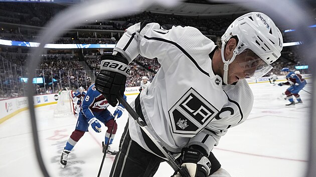 Ane Kopitar z Los Angleles v zpase s Coloradem.