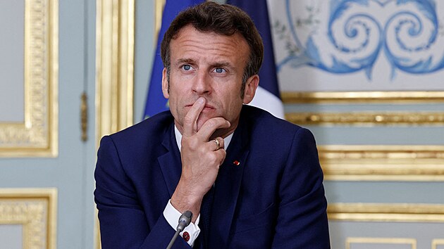 Francouzsk prezident Emmanuel Macron se v paskm Elysejskm palci (19. dubna 2022)