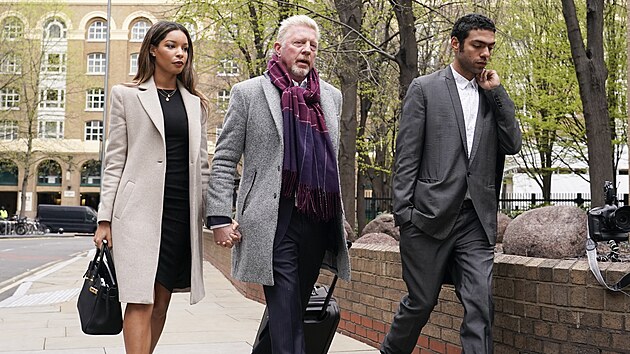 Boris Becker míří s partnerkou a synem k londýnskému soudu.