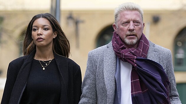 Boris Becker míří v doprovodu partnerky k londýnskému soudu.