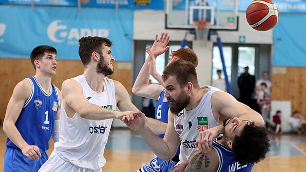 Basketbalist NH Ostrava Kevin Tml (v blm vlevo) a Filip md odstavuj od me rozehrvae USK Praha Natea Westa.