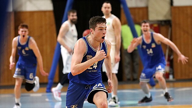 Basketbalista Kyle Mangas z USK Praha se raduje z vtzn trojky v utkn v Ostrav.