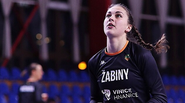 Eliška Hamzová ze Žabin Brno se chystá na zápas. Její rozcvičovací tričko zdobí reklama na rodinnou vinici.