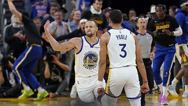 Stephen Curry (30) a Jordan Poole (3) z Golden State Warriors oslavuj.