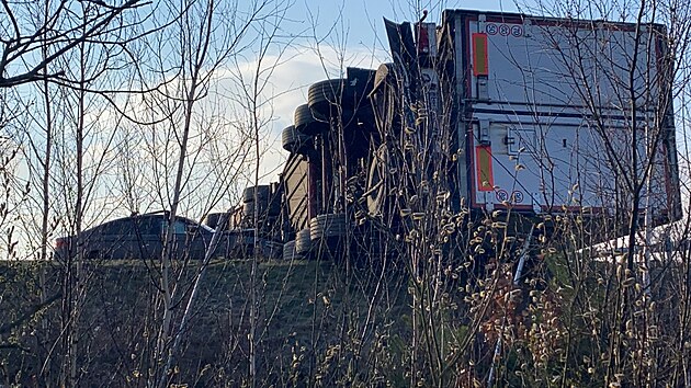 Na 45. kilometru dlnice D5 mezi Cerhovicemi a Mtem havaroval v nedli rno kamion. (10. dubna 2022)