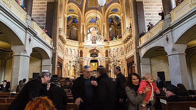 Po dlouholet rekonstrukci se otevela Velk synagoga v Plzni. Slavnostnmu oteven pedchzel prvod historickm centrem msta s trou. (10. 4. 2022)