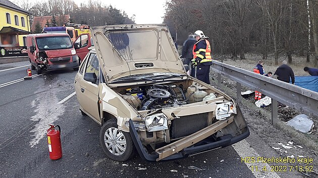 Do odstavenho auta u Holova na Plzesku narazila dodvka. Ta osobn vozidlo odrazila na svodidla, kde stly dv seniorky. Jedna z nich zemela.