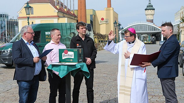 Plzesk biskup Tom Holub poehnal plzeskmu pivu, kter se podle tradice na Velikonoce odv do Vatiknu. (13. 4. 2022)
