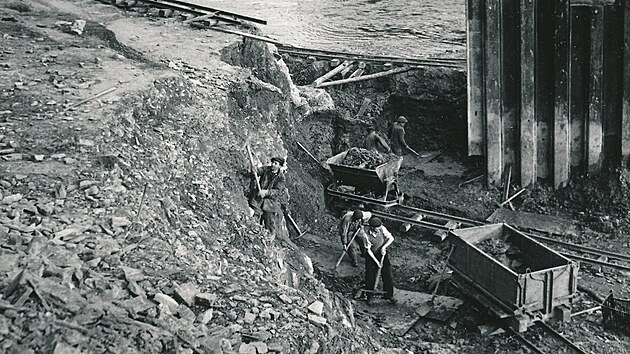 Výkop jímky pod hrází (červen 1953)