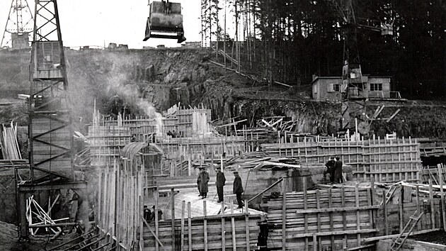 Betonáž bloků 12 a 13 Wolfovým jeřábem (červen 1953)