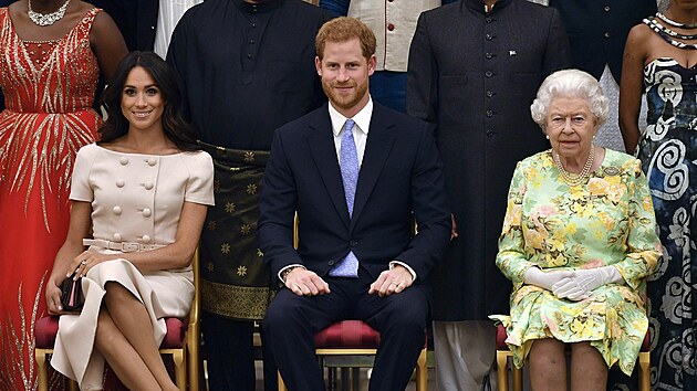 Vévodkyně Meghan, princ Harry a královna Alžběta II. na udílení ocenění Queen's Young Leaders Awards (Londýn, 26. června 2018)