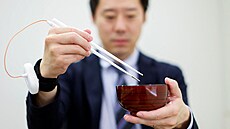 Japontí vdci vynalezli jídelní hlky, které slabým elektrickým proudem umle...