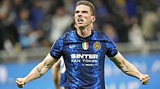 Robin Gosens z Interu Milán se raduje z gólu proti AC.
