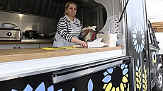 V Praské trnici oteveli food truck, kde vaí ukrajinské eny. (7. dubna 2022)
