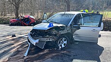 P�i �elní srá�ce dvou aut nedaleko Prahy zem�el �idi�, t�i lidé se zranili....