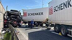 Na dálnici D1 u praského Opatova bourali dva kamiony. (13. dubna 2022)