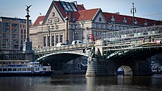 Praha zrekonstruuje slavnostní osvtlení na echov most vetn chrli. (13....