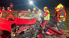 V P�íbo�e se srazila dv� auta a zranili t�i lidé, hasi�i museli jednu...
