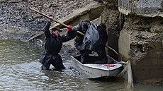 Výlov velkého rybníka v zámeckém parku v �echách pod Kosí�em na Prost�jovsku.