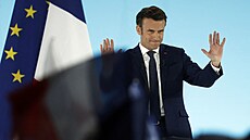 Francouzský prezident Emmanuel Macron promlouvá ve svém volebním tábu po...