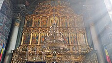 Interiérem klášterního kostela Frumoasa prostupuje mystické světlo.