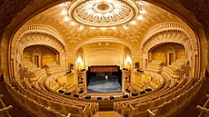 Interiér operní budovy ve Vichy. Hlediště pojme skoro tisíc pět set diváků.