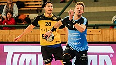 Plze�ský házenká� Ond�ej �afránek (vpravo) v utkání proti Brnu