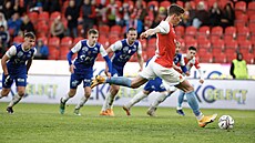 Slávistický zálo�ník Luká� Provod prom��uje penaltu v utkání proti Pardubicím.