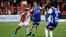 Slávistický obránce Alexander Bah (vlevo) odvrací mí� p�ed Vojt�chem Patrákem z...