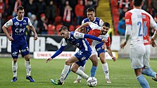 Slávistický stoper Aiham Ousou a Tomá Solil z Pardubic