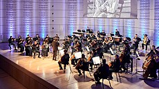 Uznávaný skladatel filmové hudby spolu se zlínskými filharmoniky vytvoil...