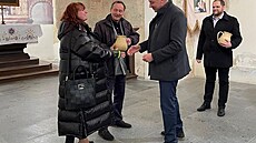 Zlatý d�bánek p�ijali z rukou p�edsedy výboru pro kulturu a památkovou pé�i...