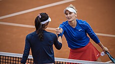 eská tenistka Markéta Vondrouová si po vítzném zápase podává ruku s Britkou...