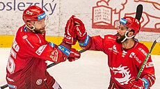 Zleva Tomá� Marcinko a Erik Hr�a z T�ince se radují z gólu.