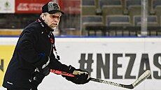 Trenér hokejist� Sparty Josef Janda� b�hem tréninku