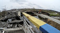 Ukrajinci spojili Kyjev s Irpiní a dalšími obcemi pomocí provizorního mostu....