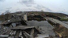 Ukrajinci spojili Kyjev s Irpiní a dalšími obcemi pomocí provizorního mostu....
